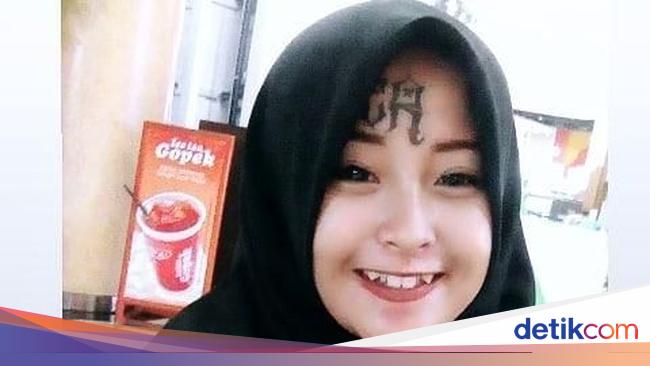 Kisah Hijrah Wanita dengan Tato Neraka di Wajah Tiba tiba Kisah Hijrah Wanita dengan Tato Neraka di Wajah Tiba tiba