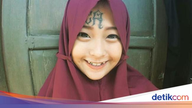 Foto Gaya Hijab Mantan Anak Punk yang Punya Tato di Wajah Foto Gaya Hijab Mantan Anak Punk yang Punya Tato di Wajah