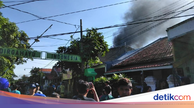 Rumah di Jalan Ikan Mungsing Terbakar Titik Api dari Lantai 2 Rumah di Jalan Ikan Mungsing Terbakar Titik Api dari Lantai 2