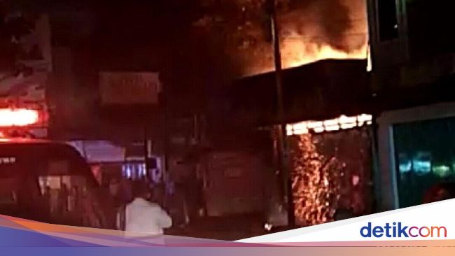 Toko Besi dan Cat di Solo Ludes Terbakar Toko Besi dan Cat di Solo Ludes Terbakar
