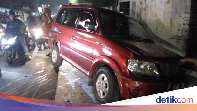 Kendarai Motor Ojek Online Perempuan Ini Tabrak Mobil dan 