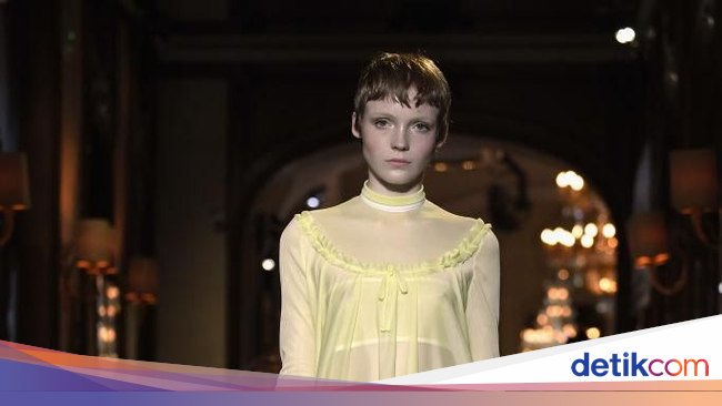 Dramatis Model  Potong Rambut  Sepinggang Jadi Cepak di 