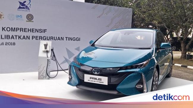 Kendaraan listrik di jalan raya Jakarta