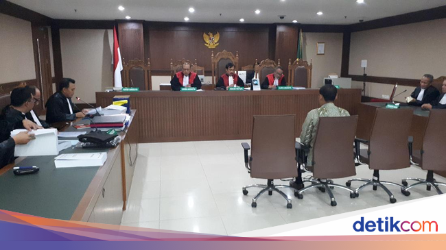 4 pinjaman uang miliar di Dituntut Kadis Bui Tahun Suap 2,5 DPRD, Tengah Lampung Eks