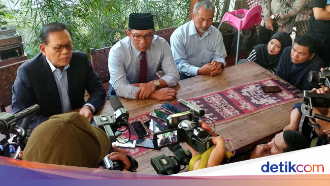 Kompak Ridwan  Kamil  Sudrajat dan Syaikhu Bertemu Pakai 