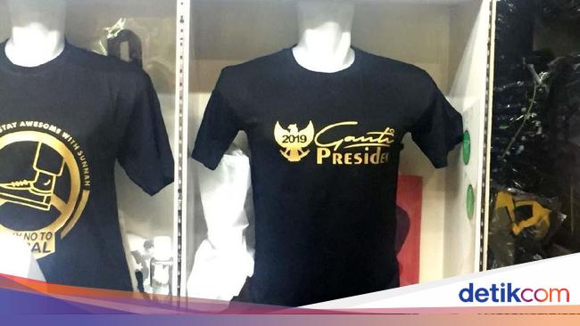 Kaos 2021GantiPresiden di Tanah Abang Banyak Dibeli Lusinan Kaos 2021GantiPresiden di Tanah Abang Banyak Dibeli Lusinan