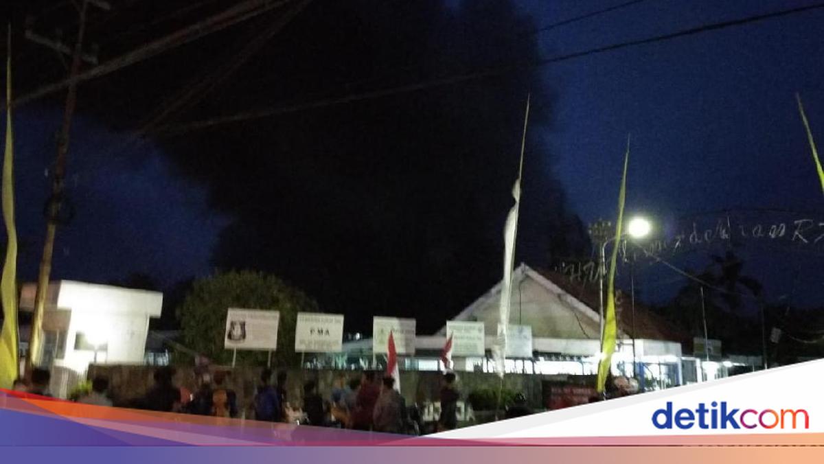 Angin Kencang, Api yang Membakar Gudang Tekstil Makin Membara