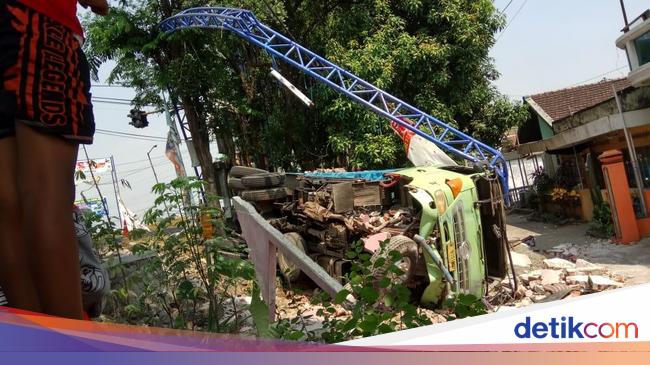 Hilang Kemudi Truk  Tabrak Papan Reklame dan Terguling 