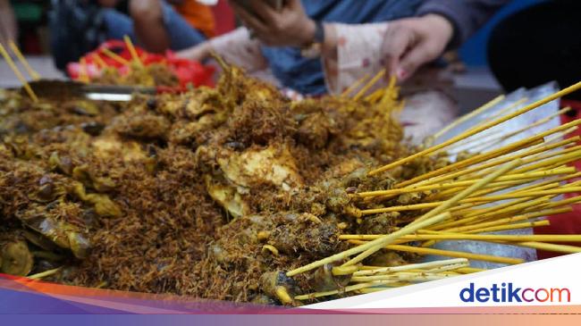 Berburu Ayam Goreng Bertabur Serundeng Gurih di Pasar Baru