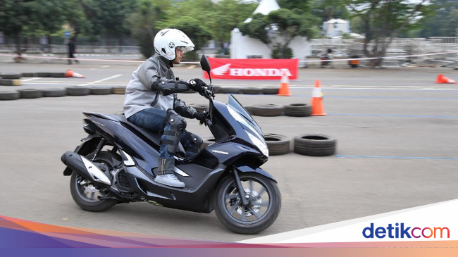 Sensasi Motor Hybrid Pertama Honda PCX Sensasi Motor Hybrid Pertama Honda PCX