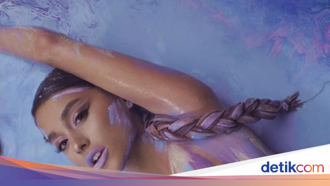 Ariana Grande 'Kuasai' Alam Semesta di 'God is A Woman'