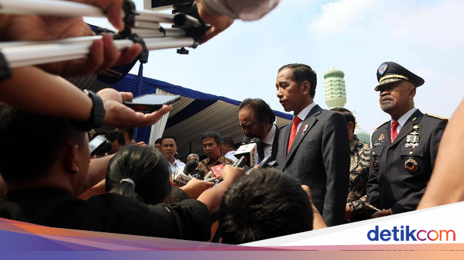 Jokowi Lantik 724 Taruna-Taruni Akmil dan Akpol Jadi Perwira