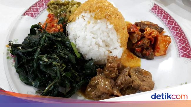 Mekar Jaya: Lamak Bana! Nasi Disuap dengan Cincang Kambing Mekar Jaya: Lamak Bana! Nasi Disuap dengan Cincang Kambing