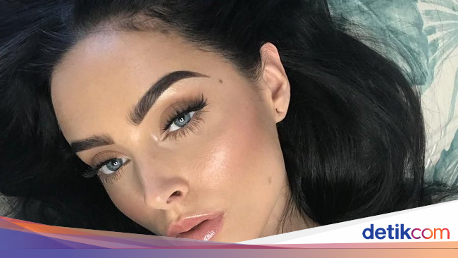  Wanita  Ini Punya Cara  Kocak Agar Fotonya Terlihat Keren  di 