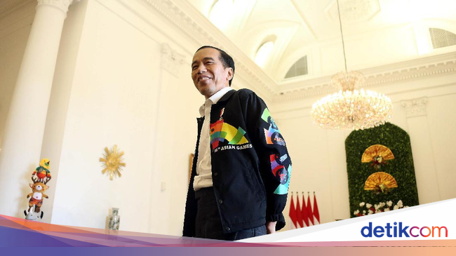 Gaya Jokowi Pakai Sepatu Sneaker Merah dan Jaket Asian Games