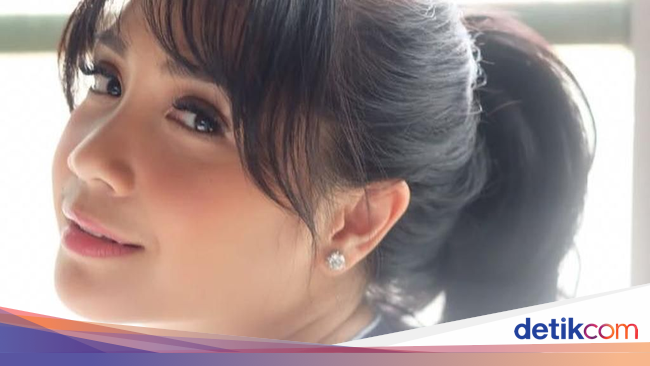 Gaya Nagita Slavina Pakai Jepit Rambut Rp 2 Jutaan Seperti Gaya Nagita Slavina Pakai Jepit Rambut Rp 2 Jutaan Seperti