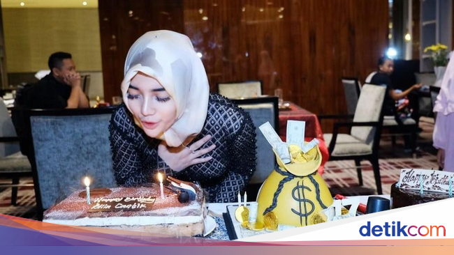 Mantan Model Seksi dan Calon Istri Atta Halilintar Jalani 