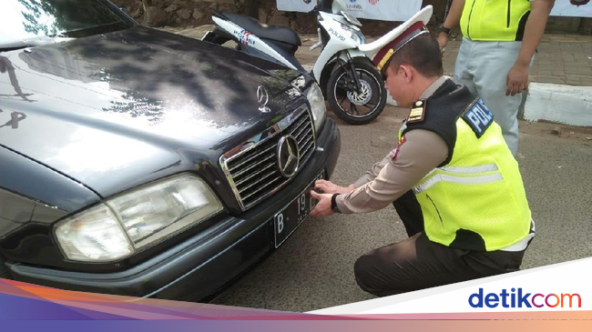 Pelat Nomor Harus Bersih dari Stiker Pelat Nomor Harus Bersih dari Stiker