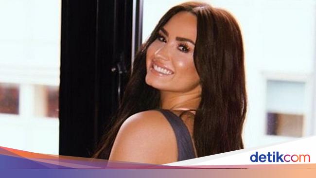 Demi Lovato Rayakan 6 Bulan Bebas Dari Rehabilitasi Karena Overdosis Demi Lovato Rayakan 6 Bulan Bebas Dari Rehabilitasi Karena Overdosis