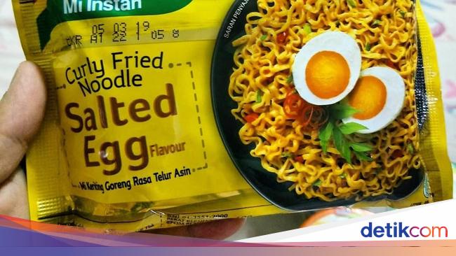 Mie instan dengan bahan-bahan tambahan seperti telur dan sayuran