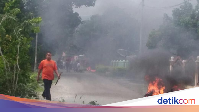 Bentrok di Jambi, Banyak Motor Dibakar di Jalanan