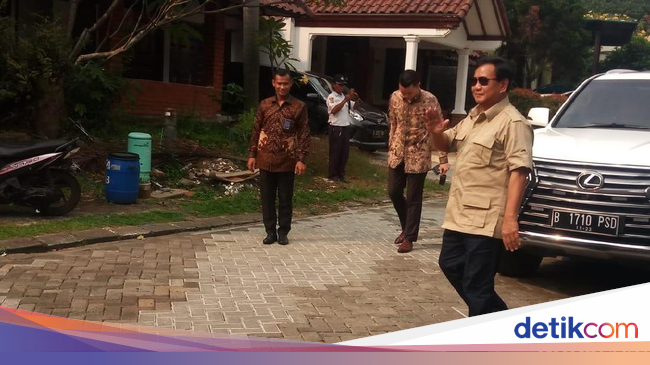 Berkaca Mata Hitam, Prabowo Kunjungi Neno Warisman