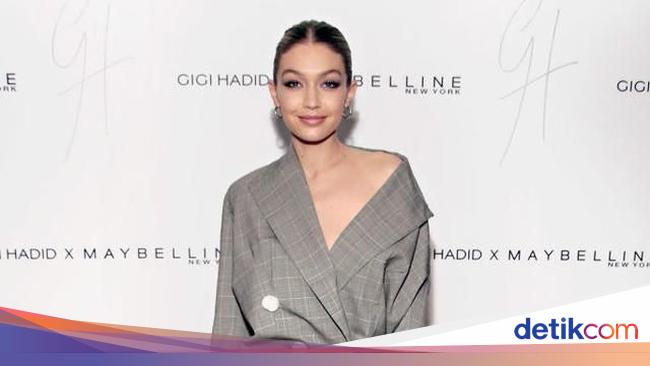 10 Gaya Mengejutkan Artis Hollywood Pakai Baju Tanpa Celana 10 Gaya Mengejutkan Artis Hollywood Pakai Baju Tanpa Celana