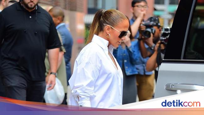 Mirip Celana  Jeans  Melorot Sepatu Jennifer Lopez Ini 