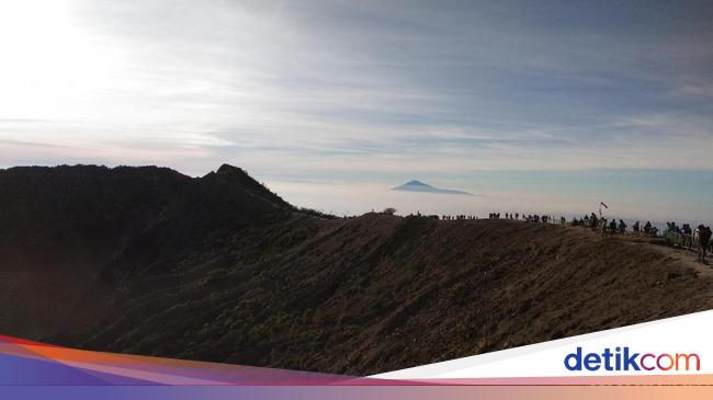 Pendakian Gunung Ciremai: Surga, Edelweiss, dan Mistis