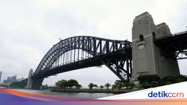Memanjat Jembatan Sydney Harbour Bisa Didenda Rp 220 Juta