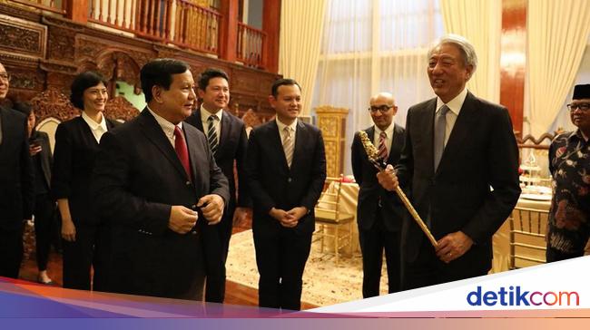 Bertemu Wakil PM Singapura, Prabowo Berikan Keris