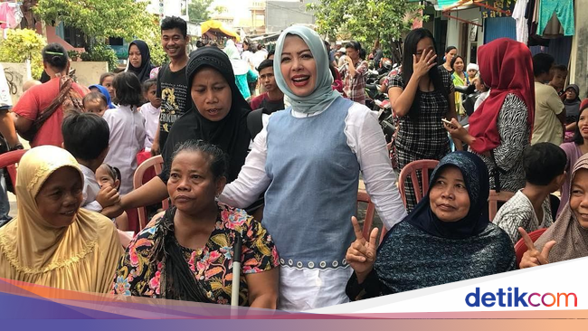 Gaya Hijab Ibu Pejabat Ala Mpok Nur, Istri Cawapres Sandiaga Uno Gaya Hijab Ibu Pejabat Ala Mpok Nur, Istri Cawapres Sandiaga Uno