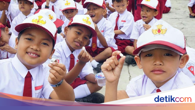 Hindari Cacingan Siswa SD  di Banyuwangi Minum Obat Bersama