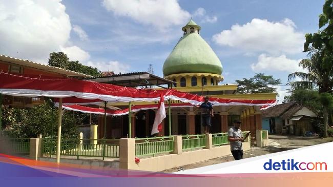 Kain Merah Putih 500 Meter Hiasi Jalan Kampung Di Jember