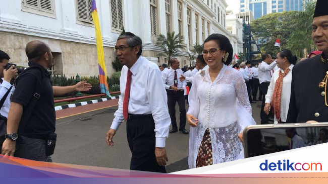 Cantik Berkebaya Putih, Sri Mulyani Pimpin Upacara di Kemenkeu