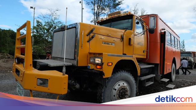 Bus Perang ala Pekerja Tambang Papua Berkepala Truk Bus Perang ala Pekerja Tambang Papua Berkepala Truk