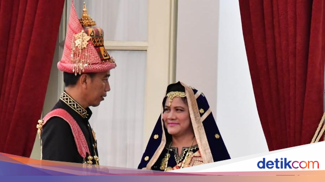 Gaya Iriana Jokowi Pakai Tas Fendi dan Baju Adat Koto Gaya Iriana Jokowi Pakai Tas Fendi dan Baju Adat Koto