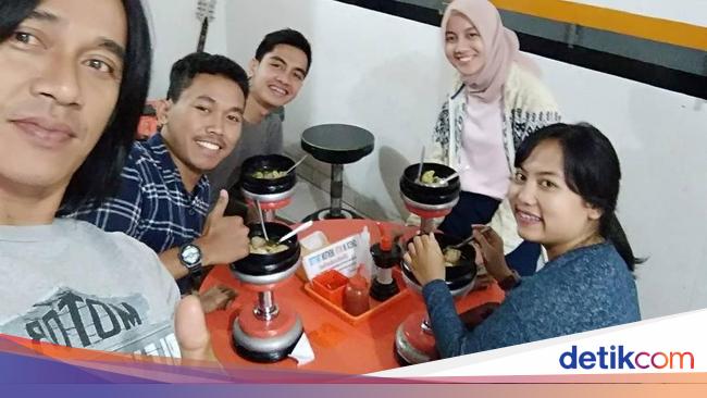  Makan di Warteg hingga Panen Singkong Raksasa Ini Gaya 