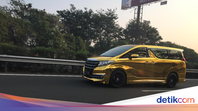 Wah Ada Alphard Emas di Jalanan Jakarta Wah Ada Alphard Emas di Jalanan Jakarta