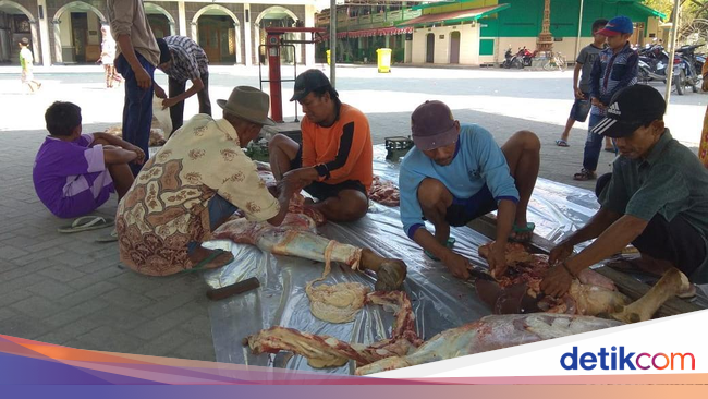 Desa Pancasila Ini Bagikan Daging Kurban Untuk Semua Umat 