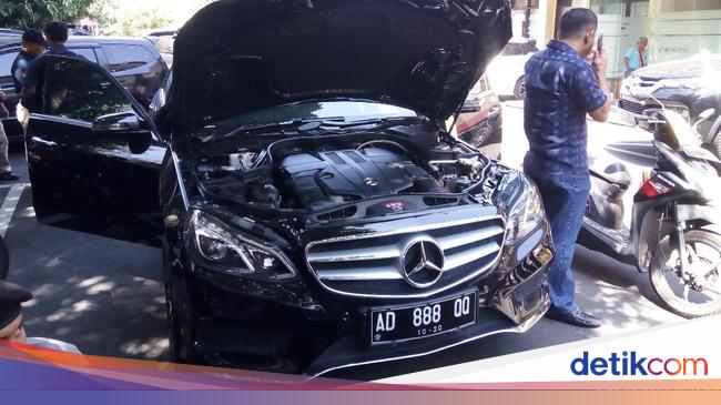 Melihat Kerusakan Mobil  Mewah  yang Dikendarai Iwan Adranacus