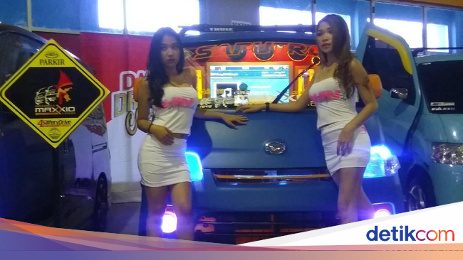 Pesona Gadis Makassar dan Mobil Modifikasi