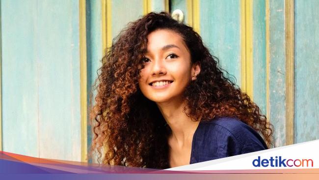 Tak Butuh Catokan 13 Wanita Cantik  Ini Pede dengan Rambut   Tak Butuh Catokan 13 Wanita Cantik  Ini Pede dengan Rambut
