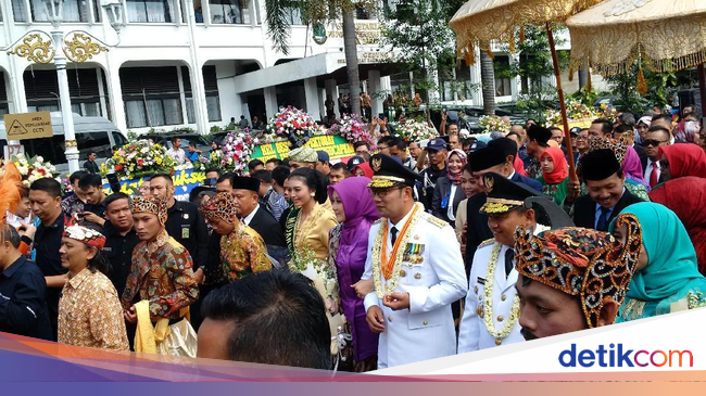 Tiba di Gedung Sate, Ridwan Kamil-Uu Disambut Lengser