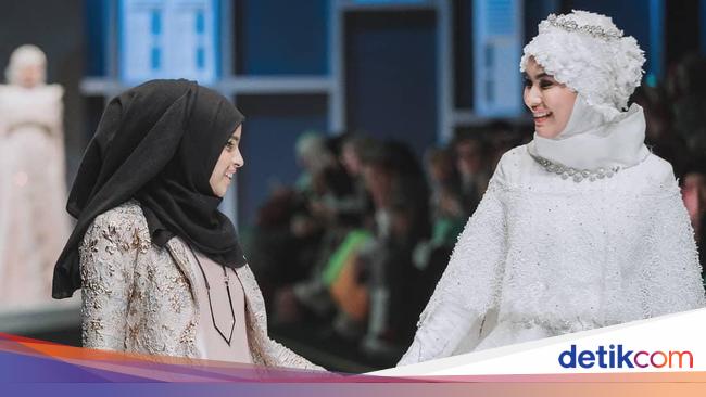 Gaya Kartika Putri Pakai Baju Pengantin Hijab Bikin Pangling