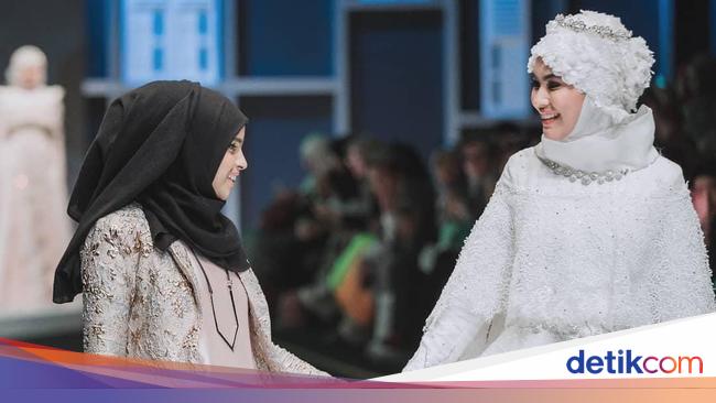 Gaya Kartika Putri Pakai Baju Pengantin Hijab Bikin Pangling Gaya Kartika Putri Pakai Baju Pengantin Hijab Bikin Pangling