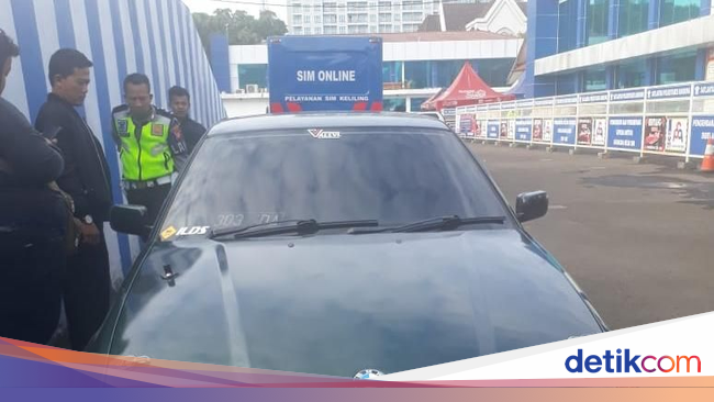 Mobil Ngedrift yang Tabrak Bikers di Pusdai Bandung Ditahan Mobil Ngedrift yang Tabrak Bikers di Pusdai Bandung Ditahan