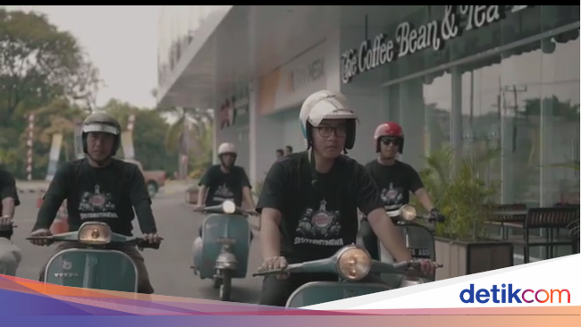 Ketika Putra Sulung Jokowi Naik Vespa