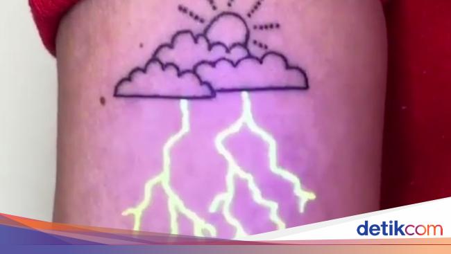 Foto Tato UV Menyala Saat Disinari Ultraviolet