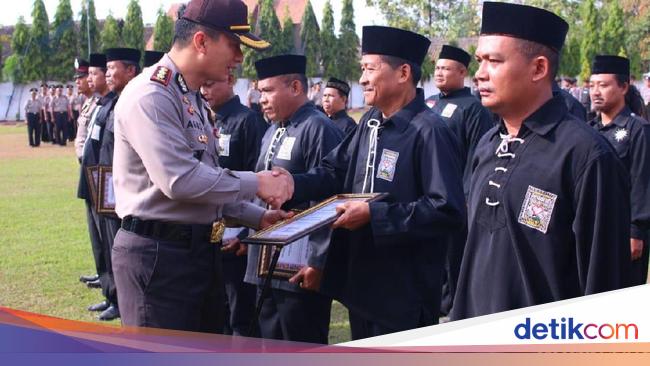 Pesilat pesilat Madiun Dapat Hadiah dari Polisi Dalam Pesilat pesilat Madiun Dapat Hadiah dari Polisi Dalam